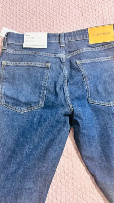 Jeans Calvin Klein azul oscuro nuevos - miniatura 2