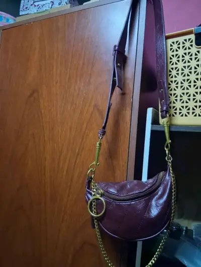 Cartera de cuero marrón con cadena dorada - miniatura 1