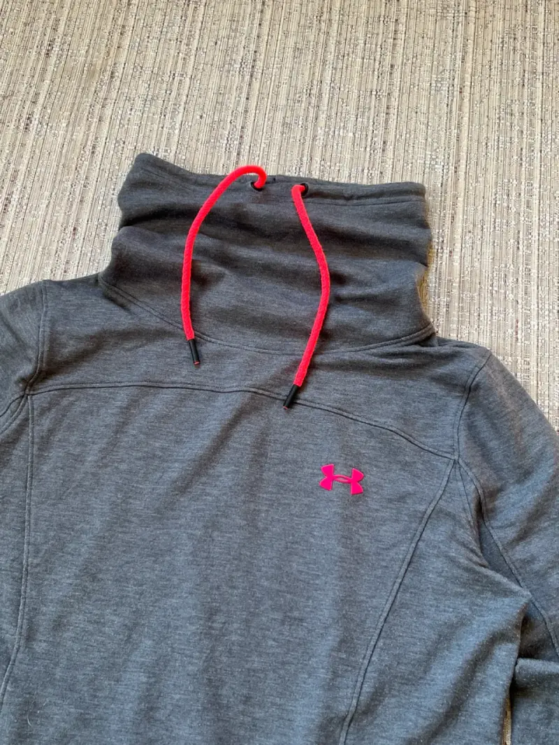 Polerón Under Armour gris con cuello - 2