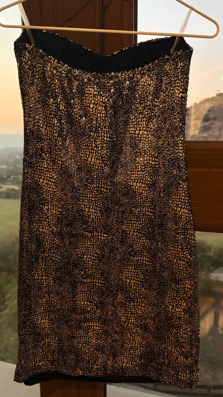Vestido corto con lentejuelas doradas - 1