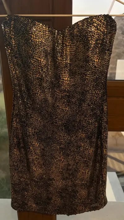 Vestido corto con lentejuelas doradas - miniatura 2