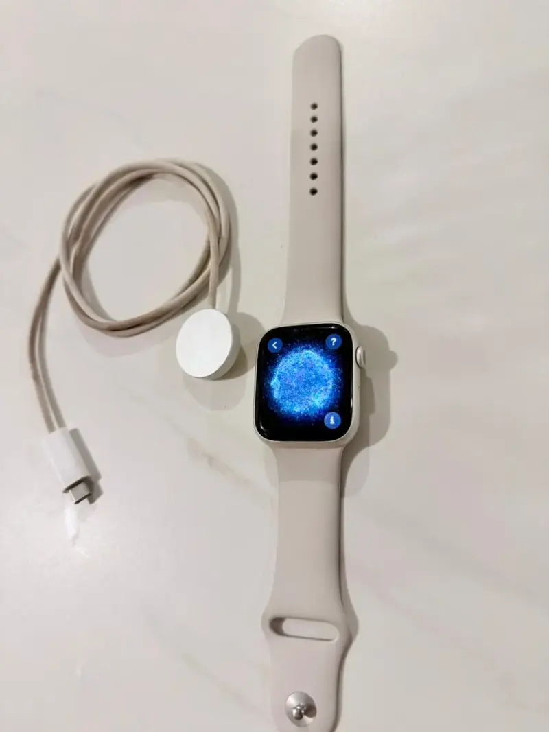Apple Watch con correa beige en buen estado - 3