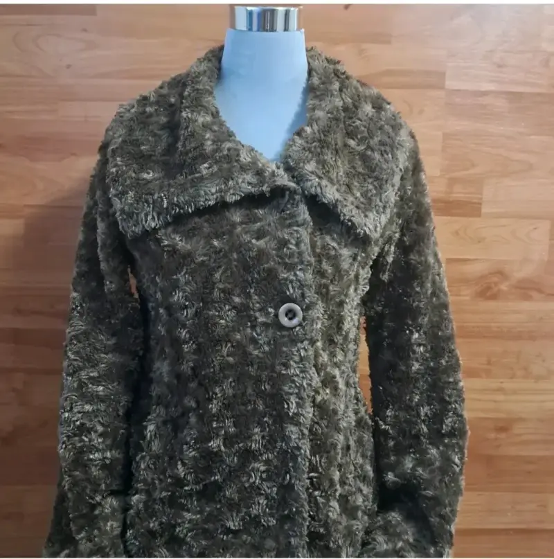 Abrigo de peluche verde oliva para mujer