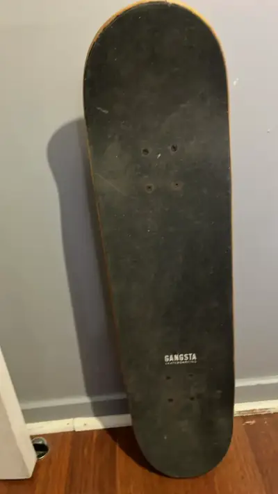Tabla de skate Gangsta negra usada - miniatura 1