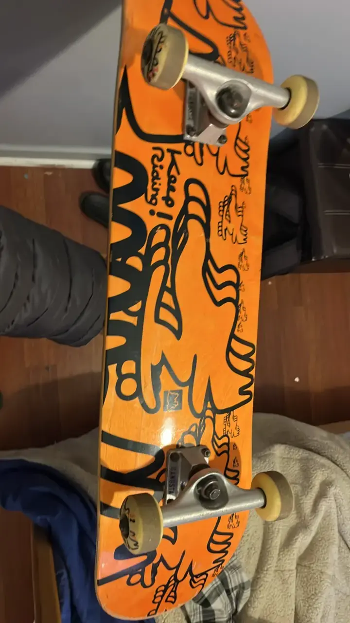 Tabla de skate Gangsta negra usada - 2