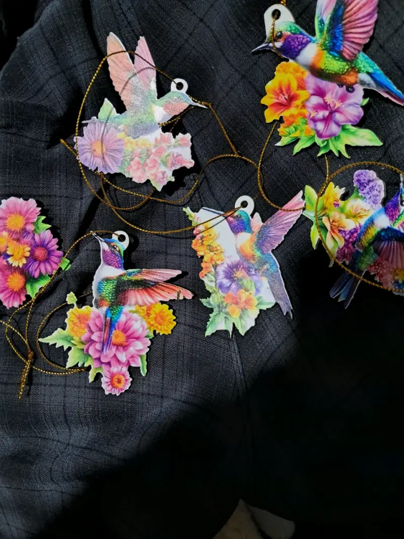 Guirnalda decorativa de colibríes y flores - 1