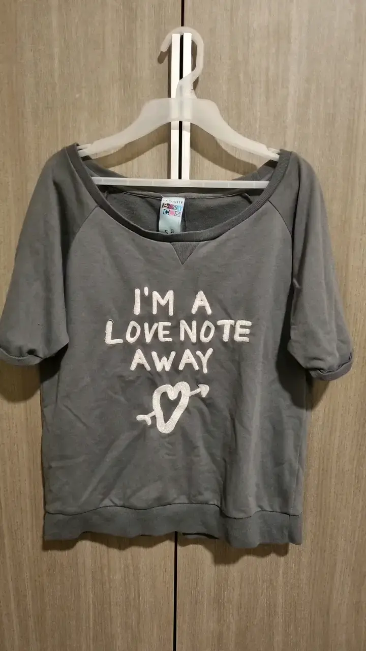 Polera gris con estampado 'I'm a love note away' - 1