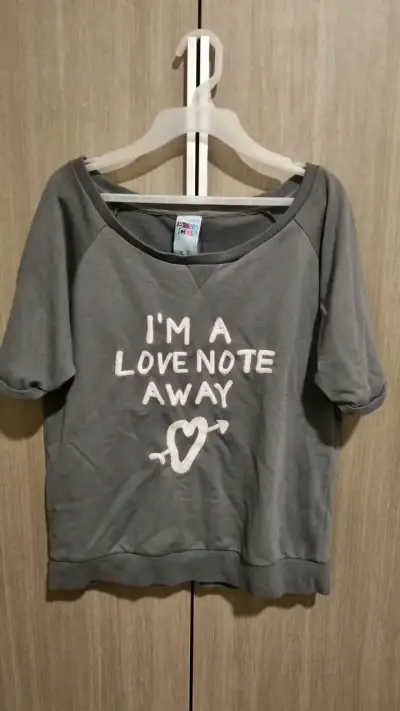 Polera gris con estampado 'I'm a love note away' - miniatura 1