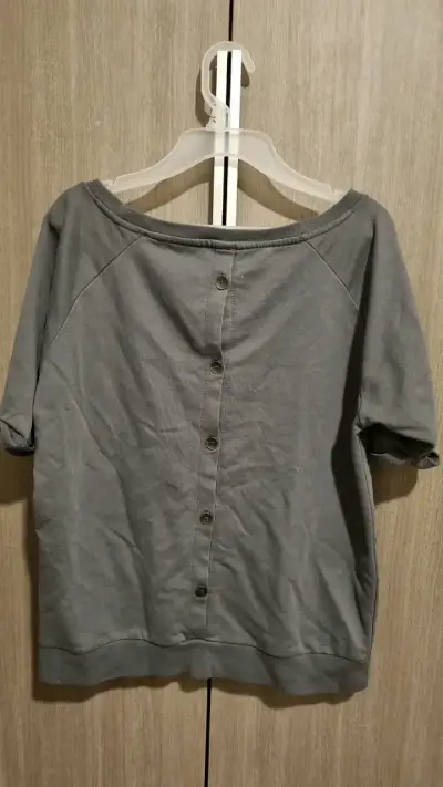 Polera gris con estampado 'I'm a love note away' - miniatura 2
