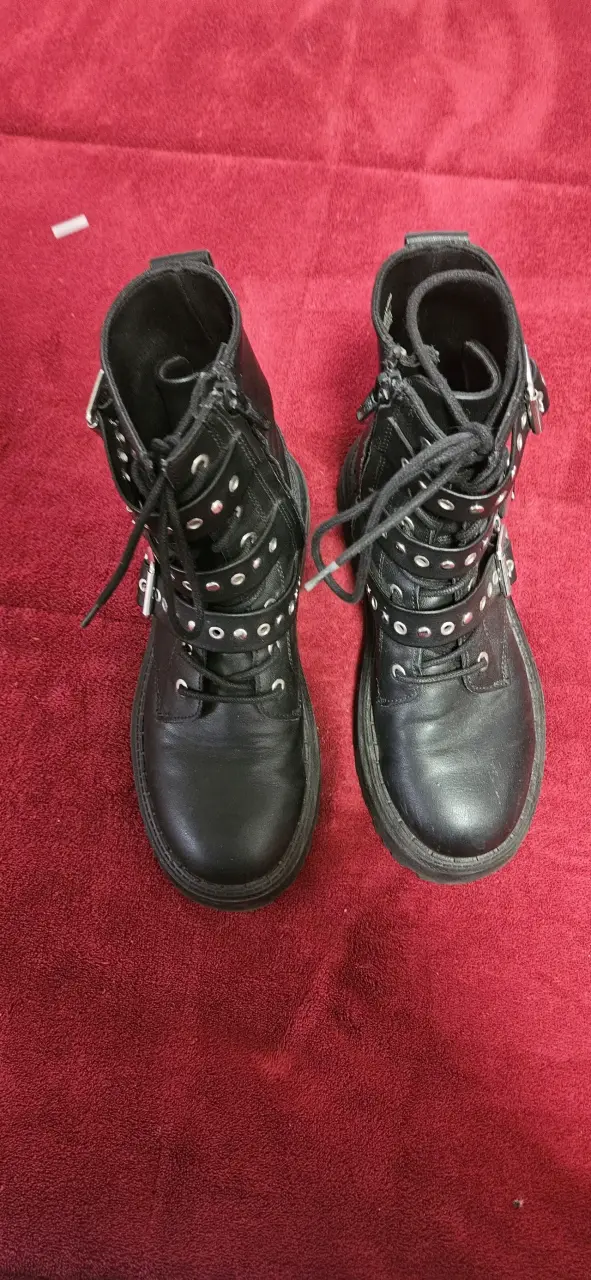 Botas negras con hebillas estilo punk - 1