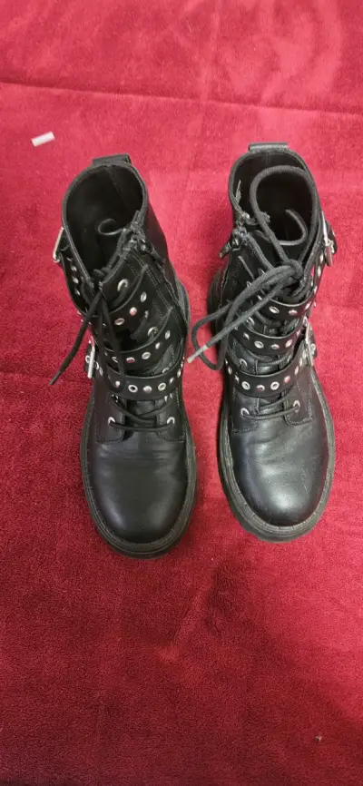 Botas negras con hebillas estilo punk - miniatura 1