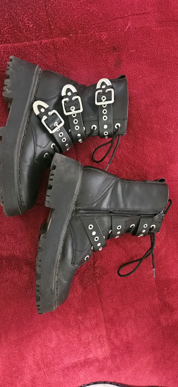 Botas negras con hebillas estilo punk - 2
