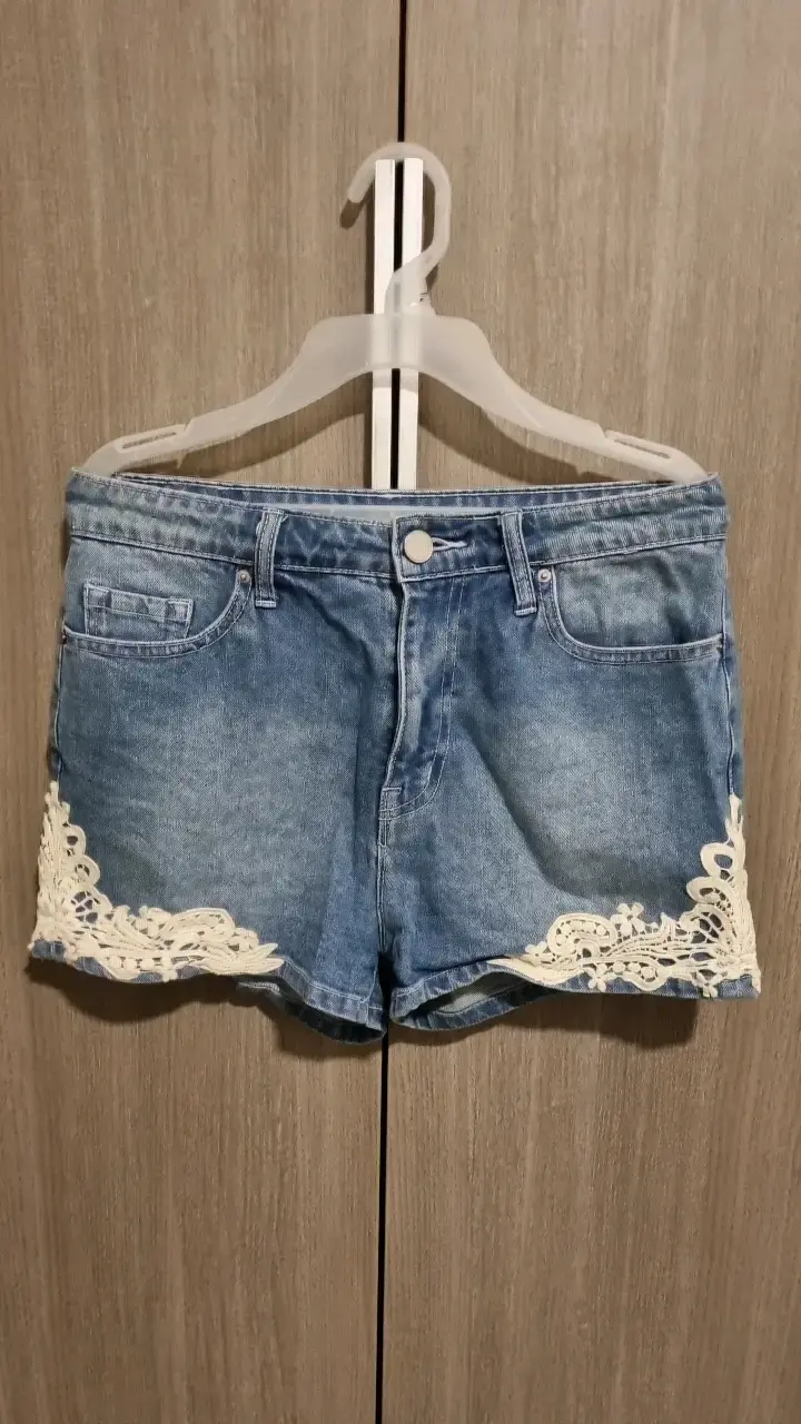 Shorts de mezclilla con encaje para mujer - 1