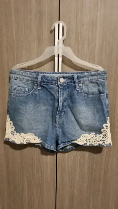 Shorts de mezclilla con encaje para mujer - miniatura 1