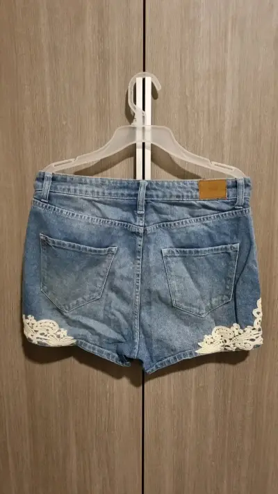 Shorts de mezclilla con encaje para mujer - miniatura 2