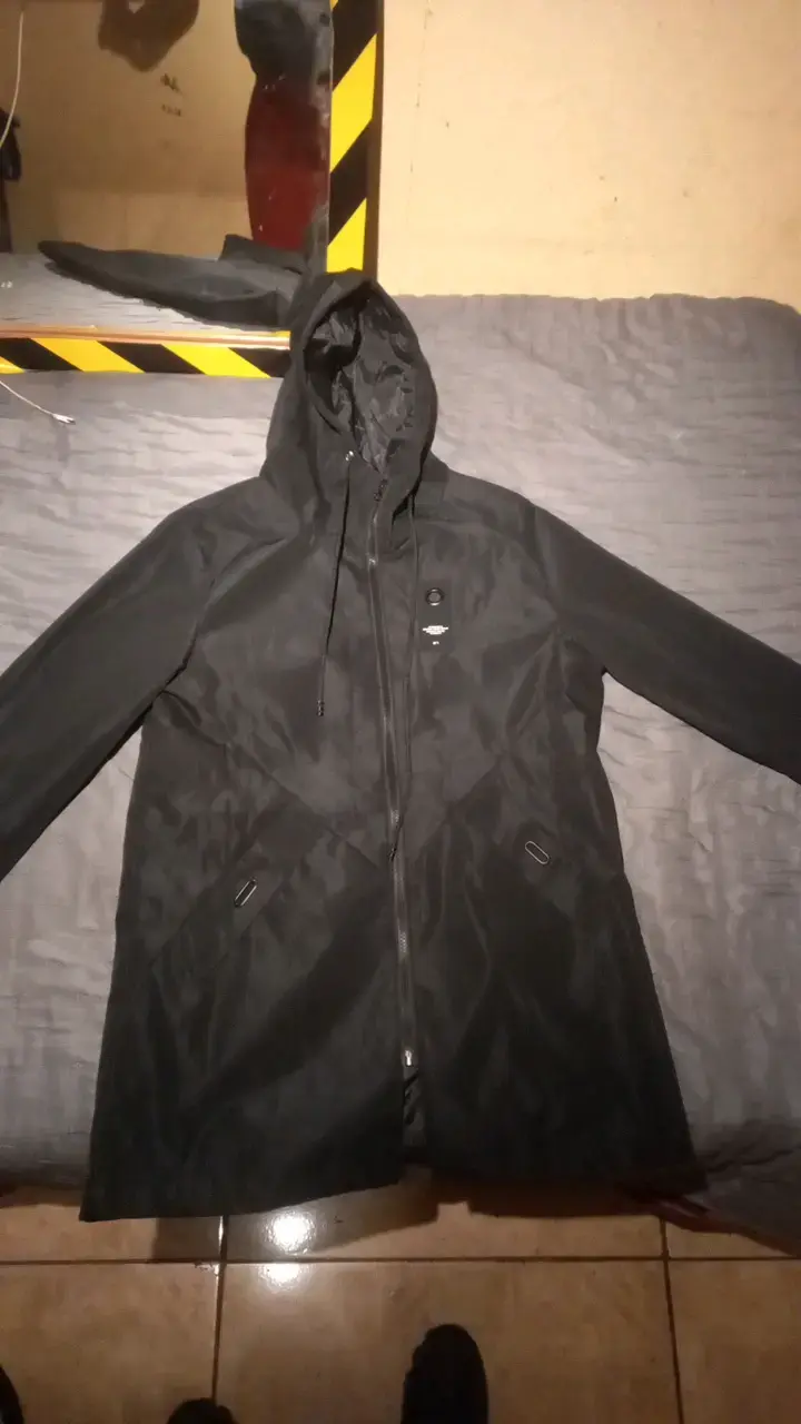 Abrigo negro con capucha impermeable - 1