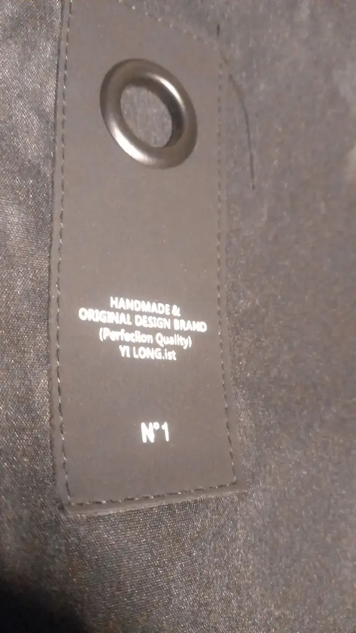 Abrigo negro con capucha impermeable - 2