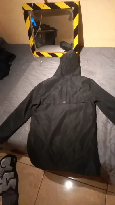 Abrigo negro con capucha impermeable - miniatura 3