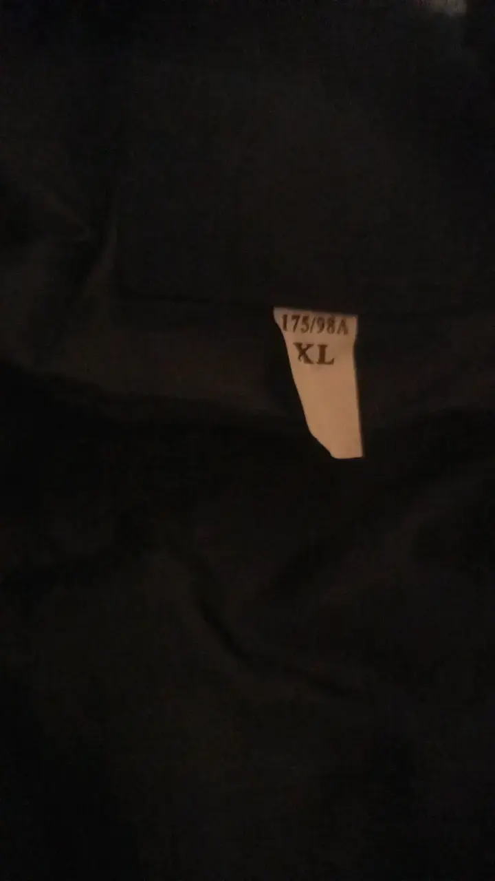 Abrigo negro con capucha impermeable - 4
