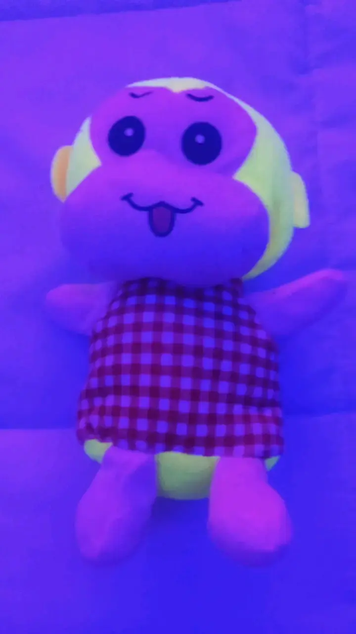 Peluche de mono con vestido a cuadros - 1