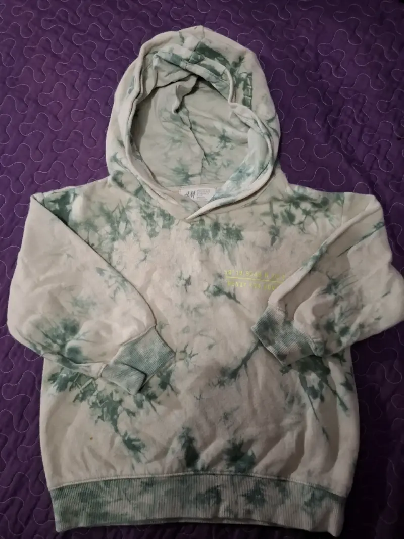 Polerón con capucha tie-dye verde H&M - 1