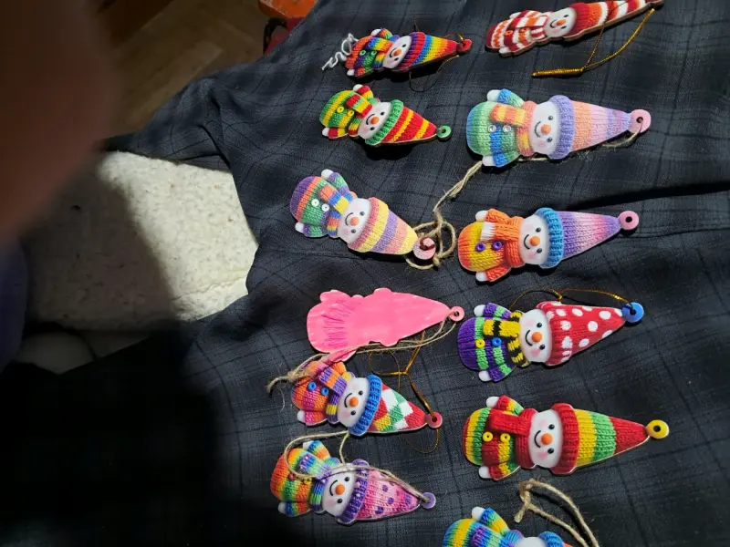 Adornos navideños de muñecos de nieve coloridos - 1