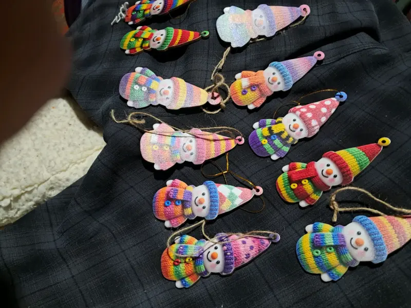 Adornos navideños de muñecos de nieve coloridos - 2