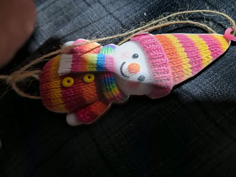 Adornos navideños de muñecos de nieve coloridos - 3