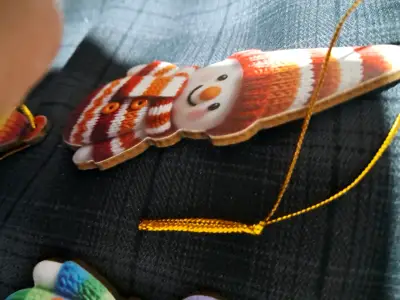 Adornos navideños de muñecos de nieve coloridos - miniatura 4