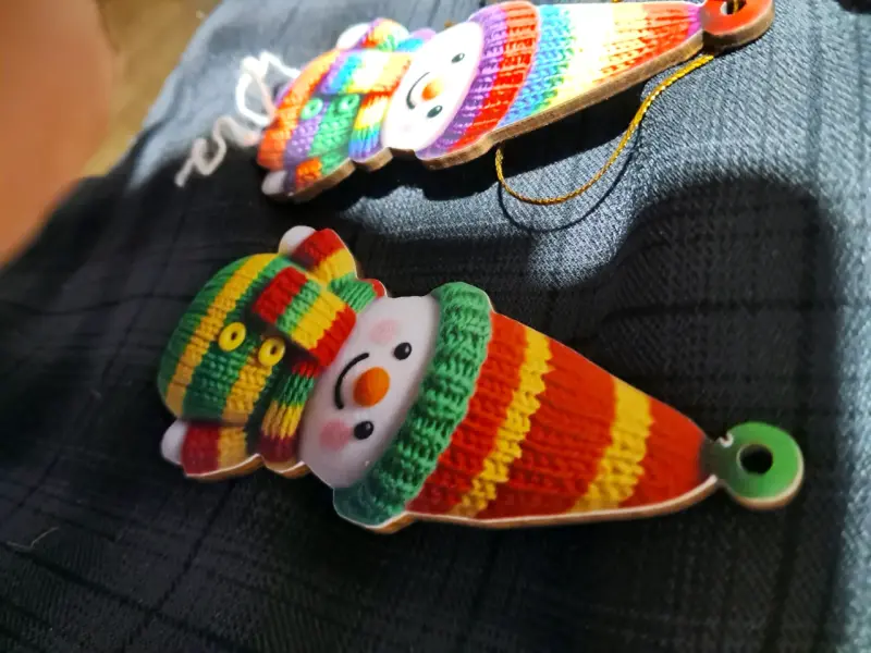 Adornos navideños de muñecos de nieve coloridos - 6