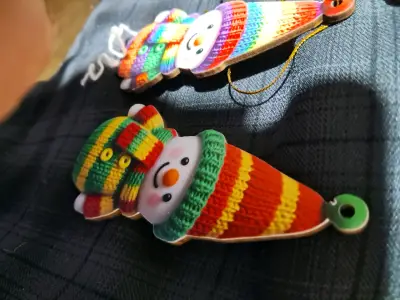 Adornos navideños de muñecos de nieve coloridos - miniatura 6