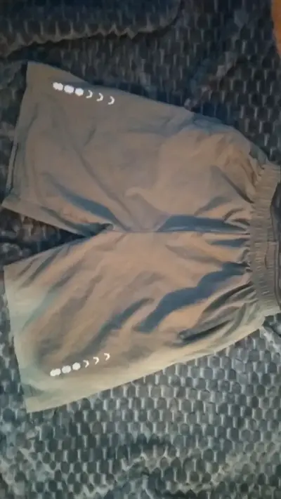 Shorts deportivos grises con diseño lateral - miniatura 1