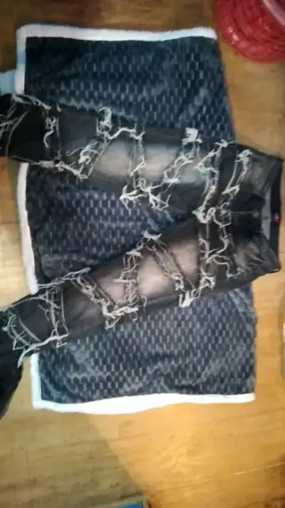 Jeans desgastados de mezclilla negra - miniatura 1