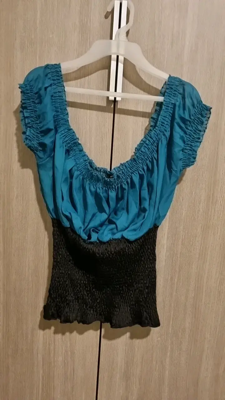 Blusa turqueza con detalle fruncido