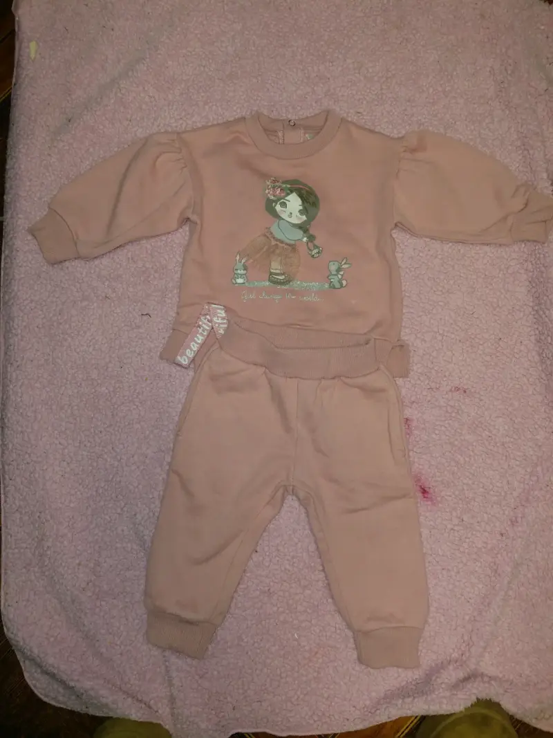 Conjunto de ropa infantil rosado con diseño