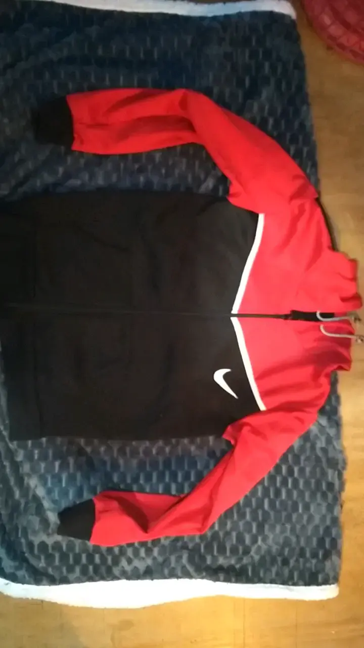 Polerón deportivo Nike rojo y negro - 1