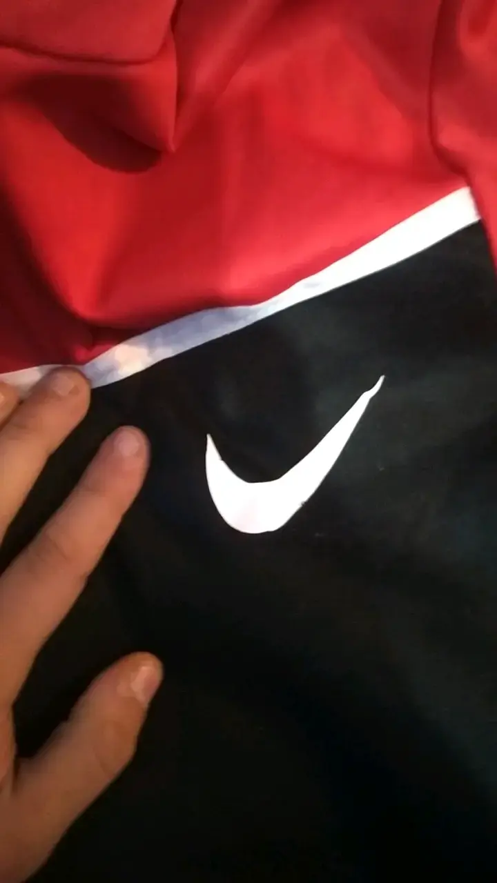 Polerón deportivo Nike rojo y negro - 2