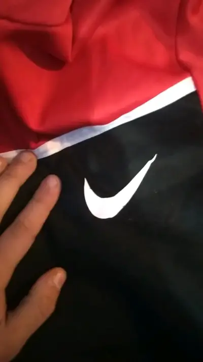 Polerón deportivo Nike rojo y negro - miniatura 2