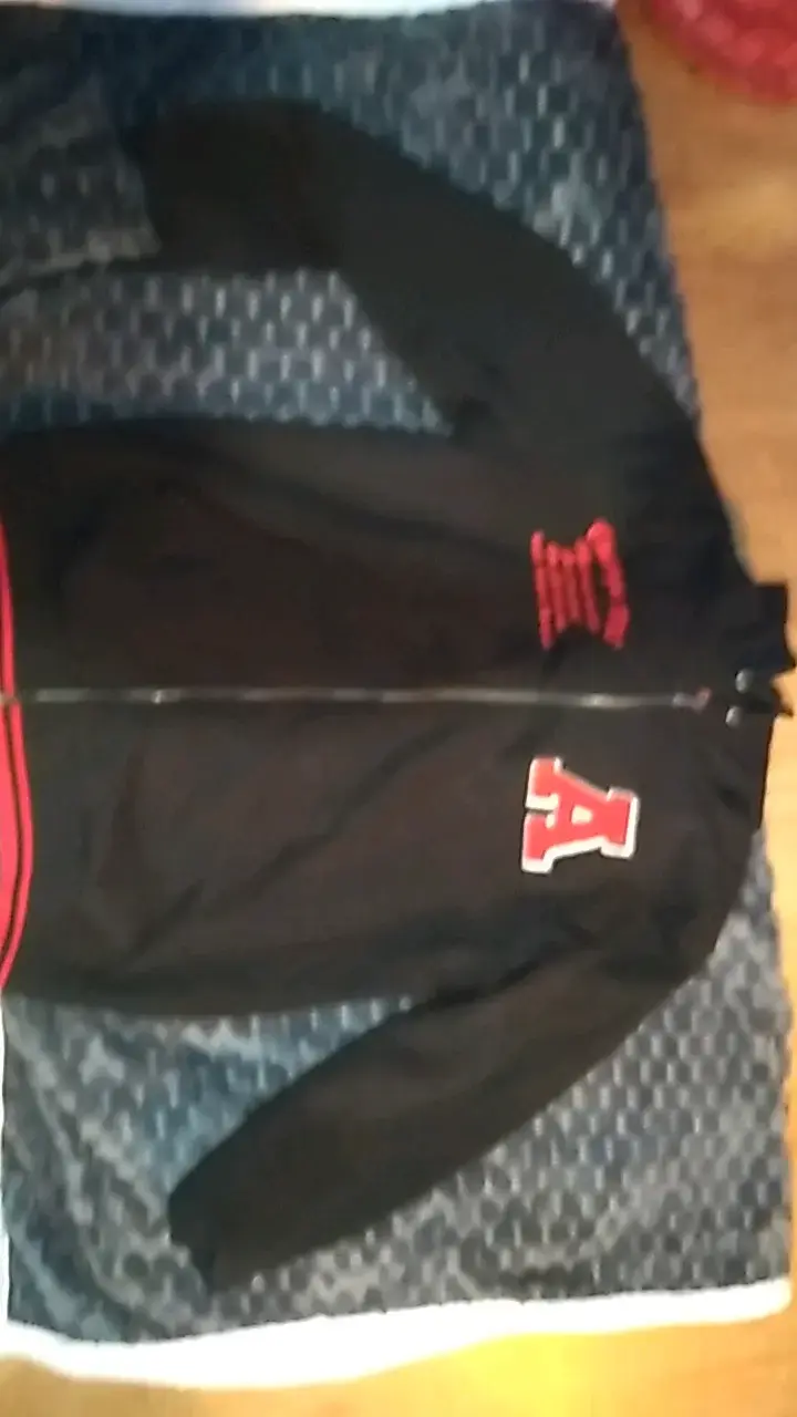 Chaqueta deportiva negra con letra A - 1