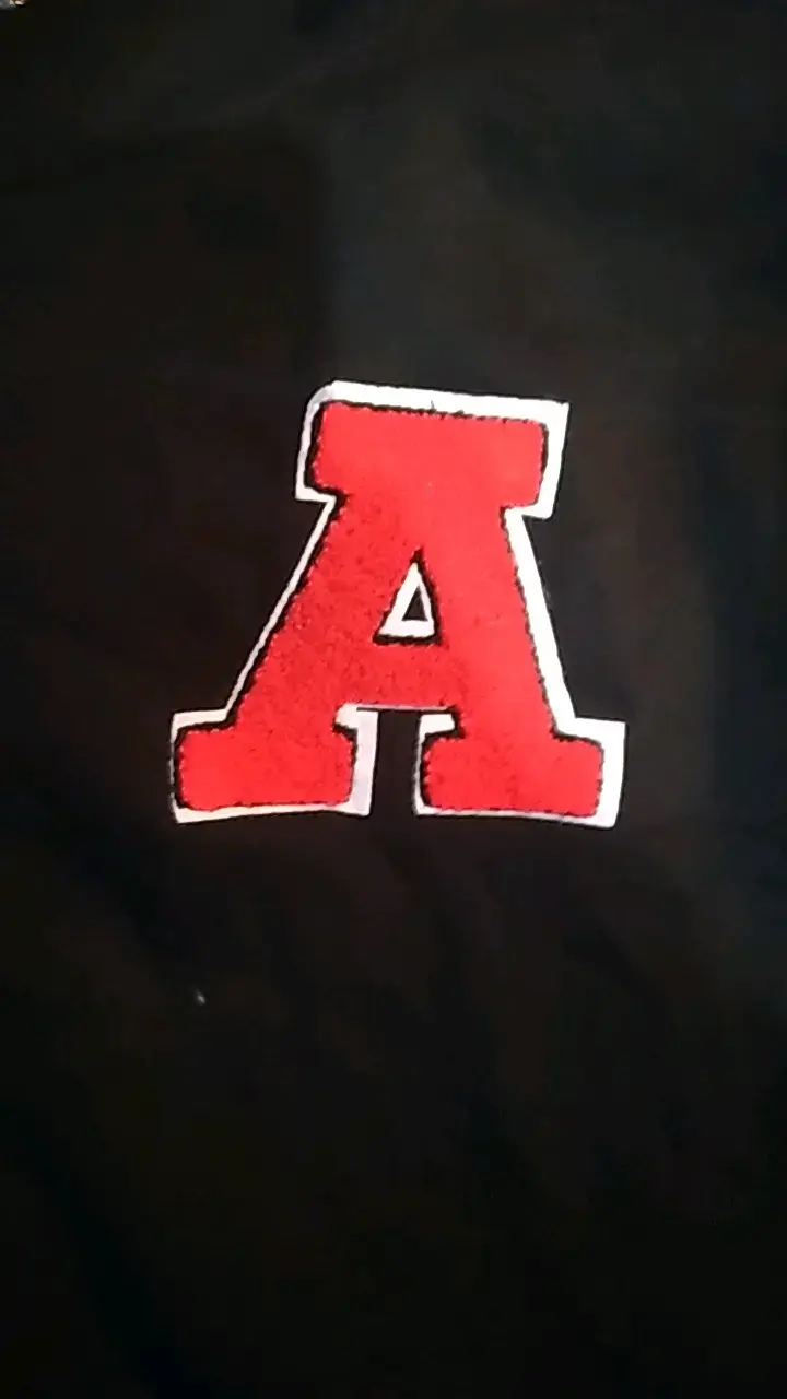 Chaqueta deportiva negra con letra A - 2