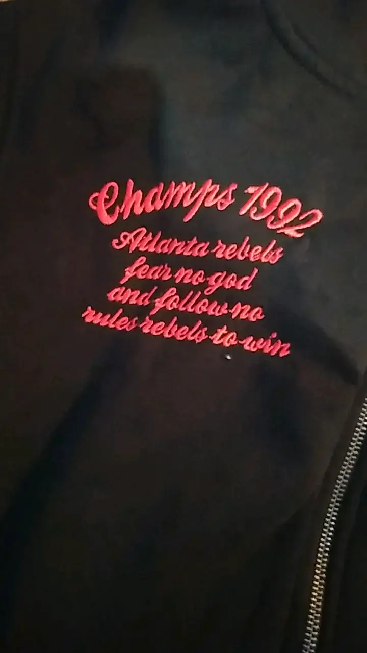 Chaqueta deportiva negra con letra A - 3