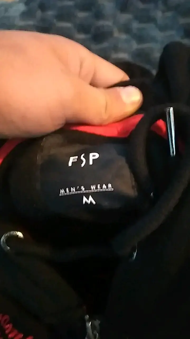 Chaqueta deportiva negra con letra A - 4