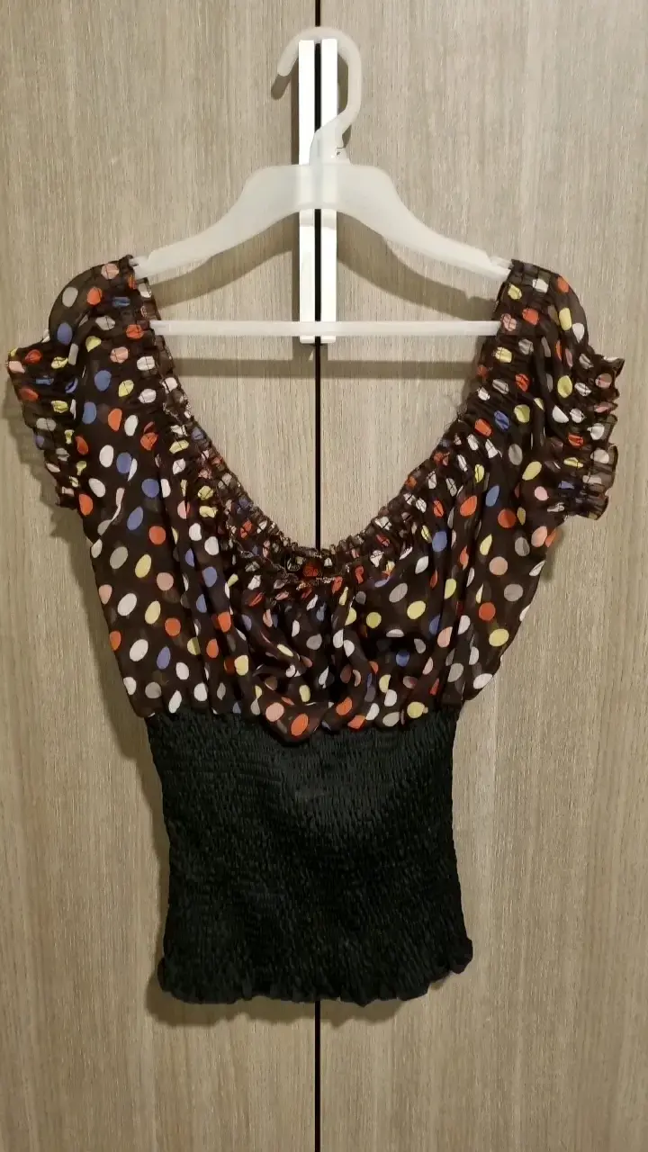 Blusa de lunares con detalle fruncido.