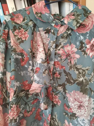 Blusa floral de gasa con lazo - miniatura 2
