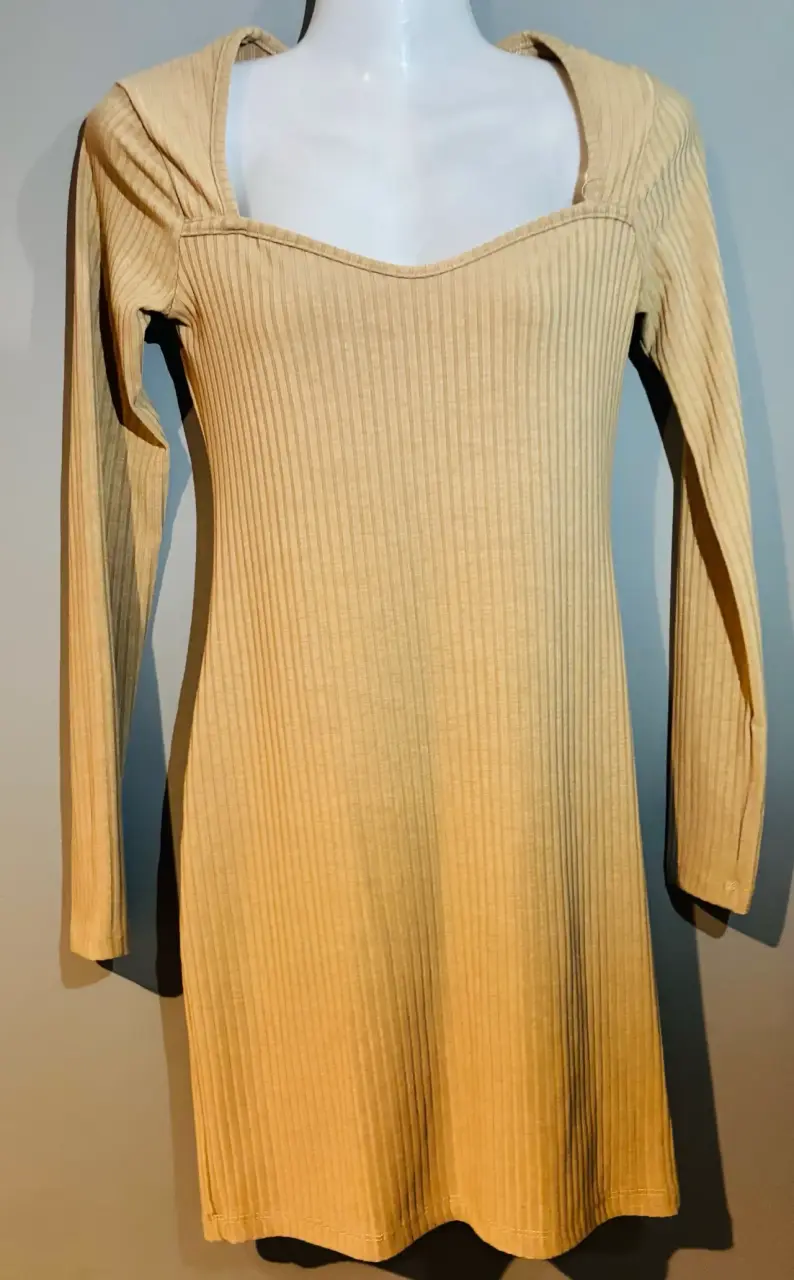 Vestido beige de punto acanalado
