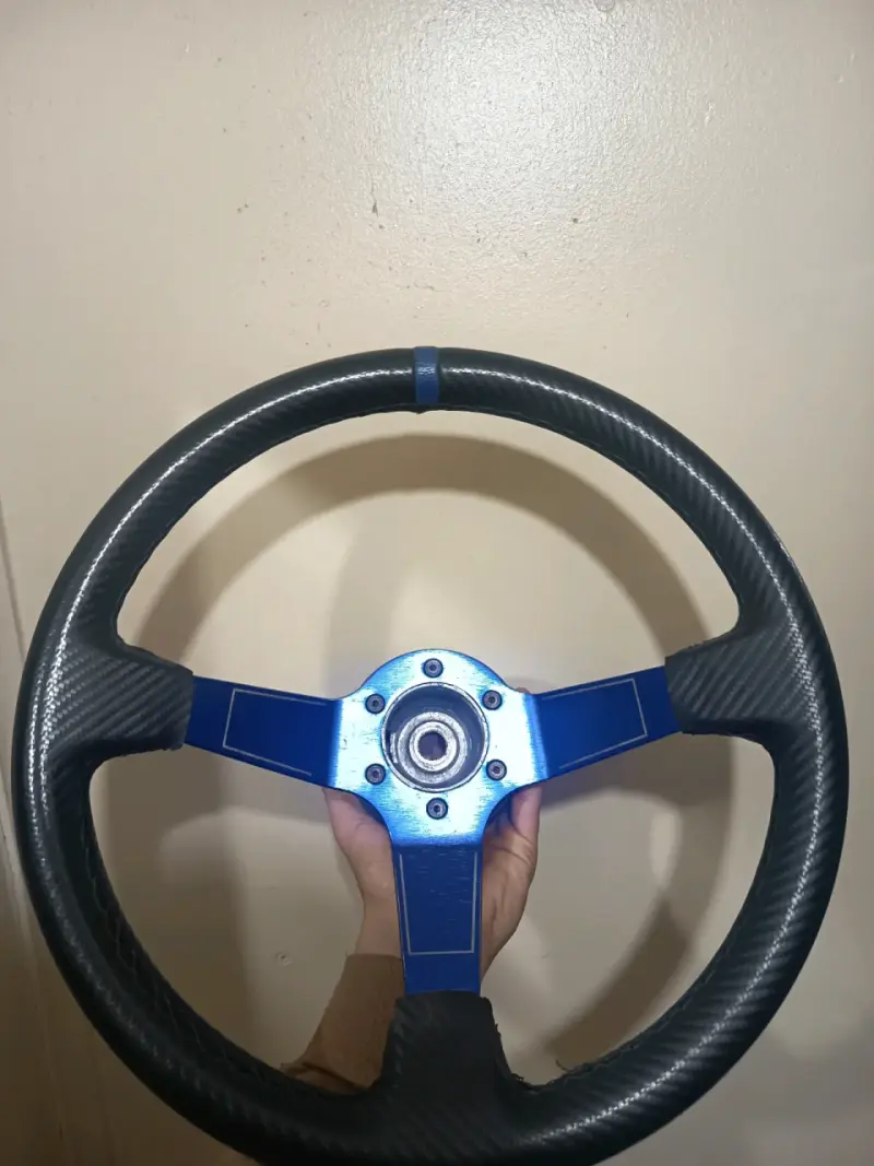 Volante deportivo de auto azul y negro