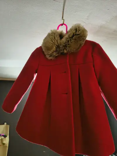 Abrigo rojo para bebé Fred & Flo con capucha de piel - miniatura 2