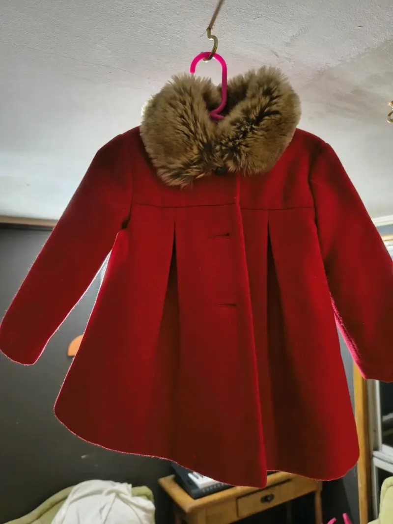 Abrigo rojo para bebé Fred & Flo con capucha de piel - 3