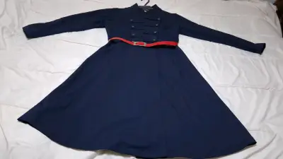 Vestido  azul marino con cinturón rojo - miniatura 1