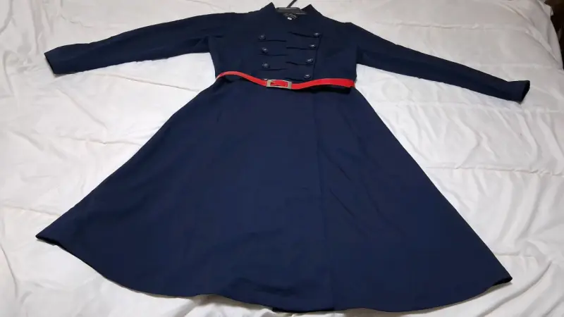 Vestido azul marino con cinturón rojo - 2
